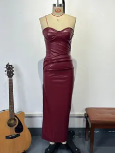 Abito lungo senza spalline in ecopelle bordeaux con spacco laterale su manichino