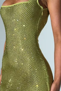 Détail d'une robe en maille strass vert citron montrant la texture et la coupe