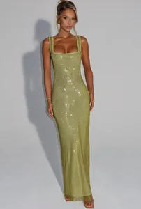 Robe longue glamour en maille à paillettes vert citron, col carré et coupe moulante élégante