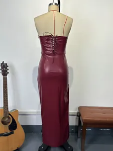 Vista posteriore di un abito lungo in ecopelle bordeaux con sexy lacci incrociati