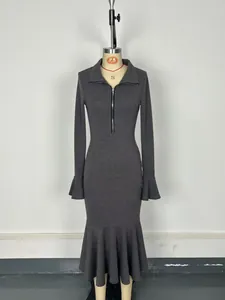 Robe en maille gris foncé avec col à fermeture éclair et manches évasées élégantes.