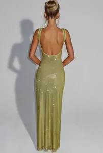 Vue arrière d'une robe longue à paillettes vert olive avec décolleté plongeant au dos.