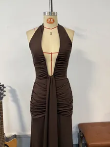 Dettaglio di un abito lungo marrone con scollo all'americana, scollo a V e pieghe.