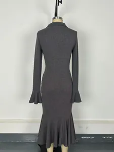 Vue arrière détaillée d'une robe sirène grise avec des manches et un ourlet évasés