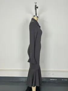 Vue latérale d'une robe sirène en tricot gris avec col zippé et de longues manches évasées