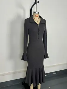 Robe sirène grise en maille à manches longues, revers zippé et manches évasées.