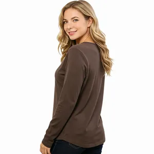Vista laterale della t-shirt per allattamento a maniche lunghe in marrone con girocollo.