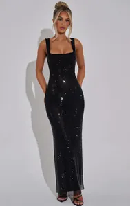 Vue détaillée de la texture scintillante en strass sur une robe longue moulante noire.