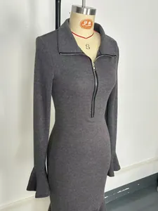 Détail du col polo zippé métallique et de la texture en maille de cette robe sirène grise chic