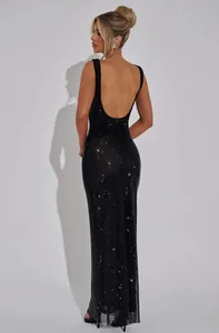 Vue arrière d'une robe de soirée noire élégante à paillettes avec dos nu et coupe slim