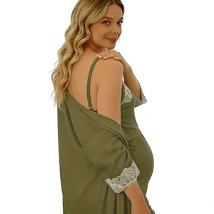 Dettaglio del set camicia da notte premaman verde oliva con bordo in pizzo bianco