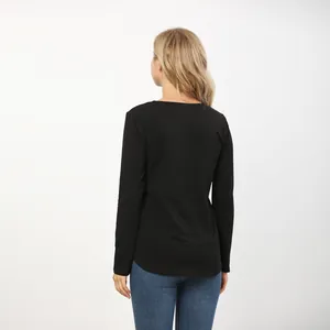Vista posteriore di una t-shirt da allattamento nera a maniche lunghe per donne ora
