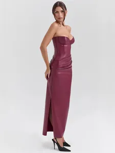 Sexy abito lungo in ecopelle bordeaux senza spalline con spacco laterale e corpino a corsetto