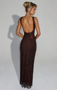 Élégante robe de soirée dos nu marron foncé avec maille pailletée et fines bretelles