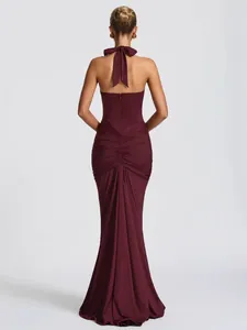 Elegante abito da sera bordeaux all'americana con schiena scoperta e drappeggio lungo