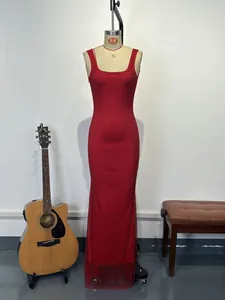 Vue d'une robe de soirée sexy rouge à paillettes et doubles bretelles sur un mannequin.