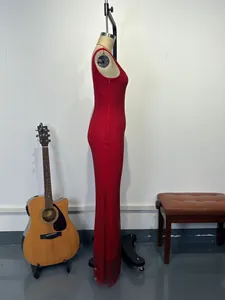 Vue latérale d'une robe de soirée rouge à paillettes sur un mannequin dans un studio