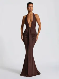 Elegante abito da sera marrone allacciato al collo con profondo scollo a V e arricciato