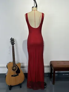 Vue arrière d'une robe de soirée rouge à paillettes avec décolleté en U profond sur mannequin