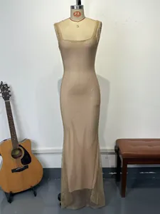 Détail d'une robe sexy en maille à paillettes champagne sur un mannequin