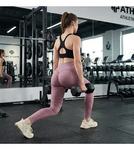 Dettaglio di leggings yoga a vita alta contenitiva con effetto push-up in palestra