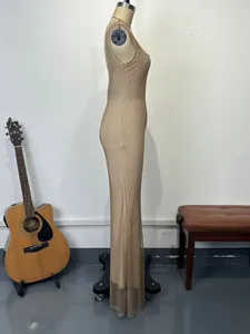Vue de côté d'une élégante robe de soirée en maille à paillettes beige sur un mannequin
