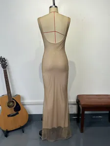 Vue détaillée du dos d'une robe de soirée à paillettes sur un mannequin en studio