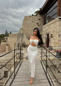 Robe longue blanche sexy à licou avec découpe, détails froncés et anneau doré
