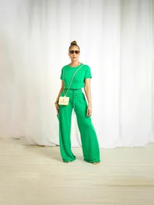 Green two-piece casual outfit for women, short sleeve crop top and wide-leg cargo pants set.