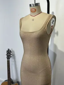 Vue détaillée d'une robe en résille à strass champagne avec paillettes brillantes