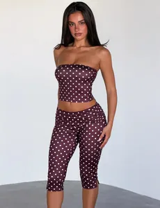 Nahaufnahme von einem schicken braunen Polka-Dot-Bandeau-Top und kurzer Hose im Set