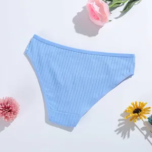 Vue détaillée d'une culotte en coton côtelé bleu clair avec dentelle et entrejambe doublé