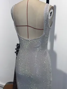 Vue arrière détaillée d'une robe de soirée sexy en maille à paillettes blanches, dos nu