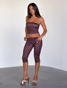 Braunes Polka-Dot-Zweiteiler-Set mit bauchfreiem Bandeau-Top und schmaler Caprihose.