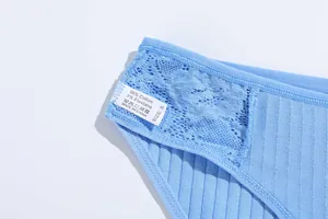 Gros plan d'une culotte en dentelle de coton bleu montrant la texture et l'étiquette
