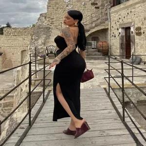 Robe longue dos nu noire élégante avec col licou et fente latérale pour femmes en été