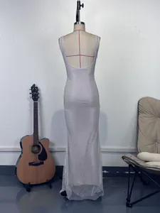 Vue arrière d'une robe de soirée élégante en résille à paillettes sur un mannequin