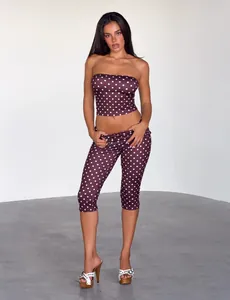 Detailansicht des gepunkteten Tube-Tops und der Leggings-Kombination