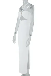 Détail de la robe longue blanche à licou évidée avec fente latérale et anneau doré.