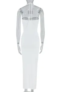 Vue arrière d'une robe longue dos nu blanche sexy avec licou sur un mannequin transparent.