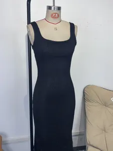 Vue détaillée d'une robe de soirée en maille noire avec strass et sequins brillants