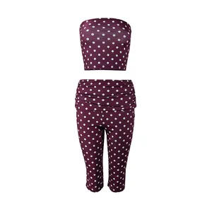 Detailansicht eines burgunderroten Polka-Dot-Sets mit Tube-Top und Capri-Leggings