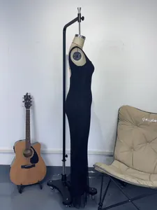 Vue de profil d'une robe de soirée noire à paillettes sur un mannequin en studio