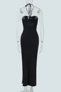 Vue arrière de robe longue dos nu noire sexy avec décoration fleur 3D et dos ouvert