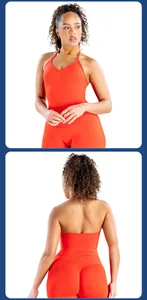 Voor- en achteraanzicht van een nauwsluitend rood yoga-sportvest met halternek
