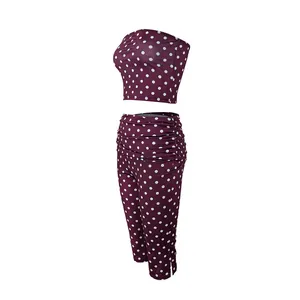 Elegantes Damen-Zweiteiler-Set mit gepunktetem Schlauchoberteil und passender Caprihose