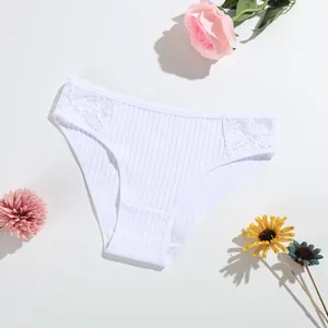 Culotte en coton blanc côtelé avec dentelle délicate pour un look féminin