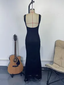 Vue arrière de la robe de soirée noire à paillettes, dos nu et coupe moulante élégante