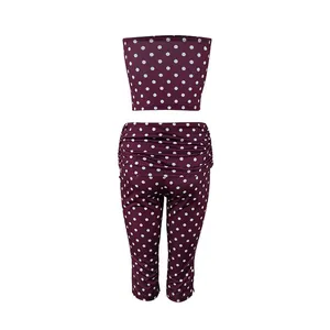 Bordeauxrotes Set bestehend aus gepunktetem Bandeau-Top und passenden Caprihosen