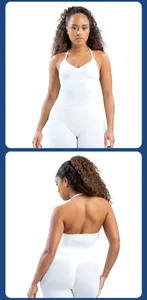 Gedetailleerde voor- en achterkant van een witte haltertop voor yoga met bijpassende legging